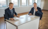 Signing the contract: Charles Hertoghe, Business Development & Strategy Vice-President, ENGIE Thermal & Supply Europe (li.), and Thore Lapp, Head of Business Unit Green Energy and Sustainability at TÜV SÜD / Picture credits: TÜV SÜD