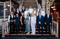 Die besten Jungmeisterinnen und Jungmeister des Jahrgangs 2025/2026 (v.li.n.re.): 1. Reihe: Bruno Faller aus Freiburg im Breisgau, Peter Gerhardt aus Freiburg im Breisgau, Elodie Limare aus Wolfach, Malaika Grieb aus Ludwigsburg, Jessica Sauerbeck aus Görwihl, André Krings aus Ettenheim, Alexander Reiswich aus Lahr. 2. Reihe: Daniel Voigt aus Endingen am Kaiserstuhl, David Pfeffer aus Hohberg, Kilian Stüber aus Esslingen am Neckar, Aaron Bühler aus Ottenhöfen im Schwarzwald. 3. Reihe: Philipp Allkämper aus Zerf in Rheinland-Pfalz, Lars Heitz aus Kehl und Yves Kornmeier aus Zell am Harmersbach