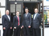 Erfolgreiche Ausbildung: zwei Azubis von Mahr und ihre Ausbilder (vlnr.: Norbert Tilgner, Dennis Plettenberg, Philipp Hunold und Udo Fuchs).