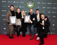 (Bild: k5 GmbH) Dreifacher Jubel: sport-schuster.com gewann in den Kategorien „Sport & Freizeit“ sowie „Omnichannel“ und trug den Gesamtsieg 2023 davon. 
Christian Elsner, Gründer und Geschäftsführer norisk Group, Katharina Lautner, E-Mail-Marketing Manager, Sporthaus Schuster, Vanessa Dyrda, Online-Shop Manager Sporthaus Schuster, Stephan von Criegern, Head of E-Commerce, Sporthaus Schuster und Philipp Klemm, Project Manager E-Commerce, norisk Group mit Gastgeber Sven Rittau, CEO, K5. (v.l.n.r