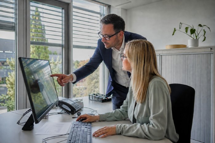 Monitor mit Reflexionen_KI-Bild.jpg
