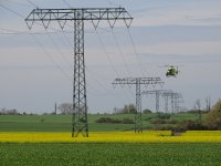 Die Montage der Vogelschutzarmaturen an der Hochspannungsleitung erfolgte von einem Helikopter aus. Foto: BHF Landschaftsarchitekten