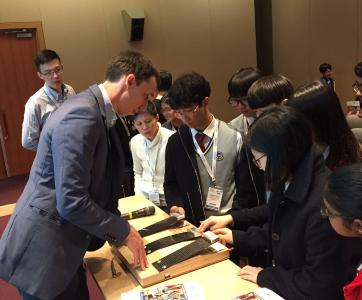 Begeistert zeigten sich die jugendlichen Besucher der JEC Asia von den Möglichkeiten der Faserverbundwerkstoffe, die ihnen von Dr. Tjark von Reden (links), Abteilungsgeschäftsführer MAI Carbon, nahegebracht wurden