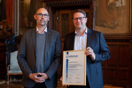 Herr Olaf Möller (rechts), Staatssekretär im Thüringer Ministerium für Umwelt, Energie und Naturschutz, und Dr. Christian Habicht, Vorstand der eurocylinder systems AG, bei der Übergabe der NAT Teilnehmerurkunde im Festsaal des Erfurter Rathauses (Quelle: NAT)