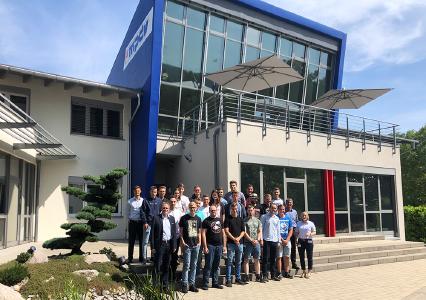 Mehr als 80 Schüler im Alter zwischen 16 und 19 Jahren nahmen an dem Wettbewerb SmartFactory@School in der Firmenzentrale von MPDV in Mosbach teil. In drei Runden traten die Teams gegeneinander an. (Bildquelle: MPDV)