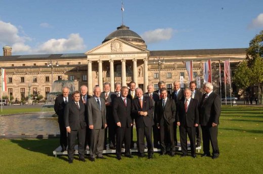 Die Ministerpräsidenten der Länder vor dem Kurhaus Wiesbaden.jpg