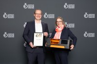 V. l. n. r.: Tobias Sondermann (Head of Business Unit Workplace Solutions) und Nina Cramer (Product Manager) präsentieren den mit dem German Design Award 2026 ausgezeichneten PrintJet MINI.