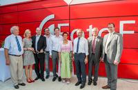 Bei der Schlüsselübergabe, von links: Geschäftsführer Rudolf Mayer, Marketingleiterin Kathrin Niemela, Geschäftsführer Andreas Mayer, Architekt Thomas Desch, Bauverantwortlicher Julian Mayer, MdL Reserl Sem, Bürgermeister Josef Hasenberger, Regierungspräsident Heinz Grunwald und Landrat Michael Fahmüller