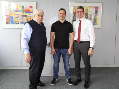 Beleg des hohen Ausbildungsstandards bei MAPAL: Dr. Jochen Kress (r.) und Dr. Dieter Kress (l.) freuen sich mit Marcel Heiter über dessen Auszeichnung als „Werkzeugschleifer des Jahres 2018“