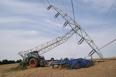 Traktor fährt in 110-kV-Freileitungsmast (Foto: WEMAG)