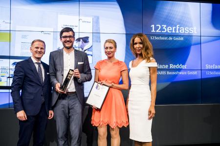 (v.l.n.r.) Christian Rummel (Jurymitglied German Brand Award), Stefan Neumann (Geschäftsführer 123erfasst), Ariane Redder (Marketingleiterin NEVARIS Bausoftware GmbH), Dr. Saskia Diehl (Jurymitglied German Brand Award)