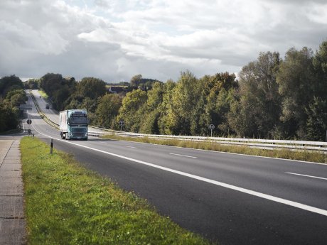 volvos-electric-truck-in-first-independent-efficiency-tbbmbmest-6.jpg
