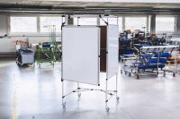 Quadratisch angeordnete Lean-Whiteboards schaffen eine zentrale Informations- und Kommunikationsinsel für Produktion und Shopfloor-Management. Jede Seite bietet beschreibbare Flächen, die sich bei Bedarf aufklappen lassen und so zusätzlichen Platz für Kennzahlen, Maßnahmen, KVP-Prozesse oder Teamabstimmungen schaffen. Die modulare Lösung unterstützt transparente Abläufe, kurze Kommunikationswege und eine effiziente Zusammenarbeit.