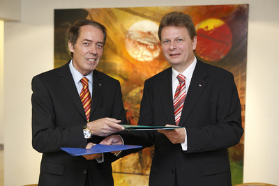 Übergabe des unterzeichneten Kooperationsvertrages: Hermann W. Brennecke, Vorsitzender der Geschäftsführung der Grundfos GmbH, und Ralph-Peter Hänisch, Vorsitzender der Geschäftsführung der DB Services (v.l.n.r.)