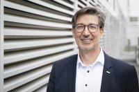 “EcoVadis’ rating criteria are becoming increasingly tougher,” says Tobias Wetzel, CSO of KHS. “The fact that we’ve again defended our top position and even managed to improve confirms that we’re on the right path. At KHS, we don’t just pay lip service to sustainability; it’s an obligatory benchmark that guides us in all that we do. In economically, politically and climatically challenging times in particular, we demonstrate that responsibility and corporate success can go hand in hand.