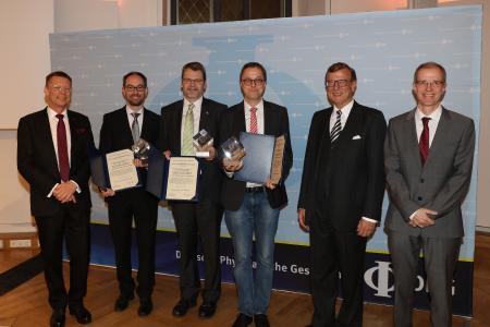 Überreichung des DPG-Technologietransferpreises (v.li.n.re.): Dr. Udo Weigelt (DPG, Vorstand Industrie und Wirtschaft), Martin Hermatschweiler (Nanoscribe GmbH), Dr. Jens Fahrenberg (KIT, Innovationsmanagement), Prof. Dr. Martin Wegener (KIT, Institut für Nanotechnologie), Prof. Dr. Edward Georg Krubasik (DPG, Vizepräsident), Prof. Dr. Klaus Richter (DPG, Vorstand Wissenschaftliche Programme, Preise)