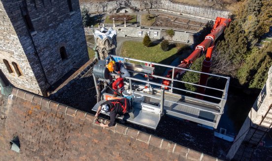 STEIGER%C2%AE_T650_HF_Arbeiten_am_Dach_Korb_von_oben__0.jpg