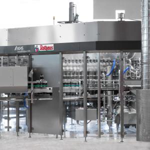 Die flexible Maschine mit ihren 132 Füllstationen, für bis zu 50.000 Flaschen pro Stunde, ermöglicht eine hygienische Abfüllung bei geringem CO2- und Medieneinsatz.