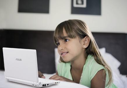 Eee PC 701 mit Schulmädchen