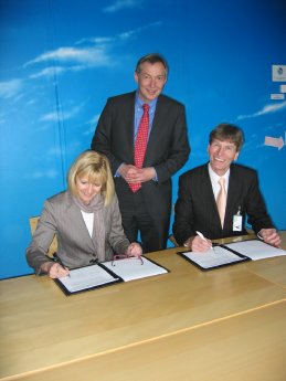 Vertragsunterzeichnung15-02-2010-Siemens-UPB.JPG