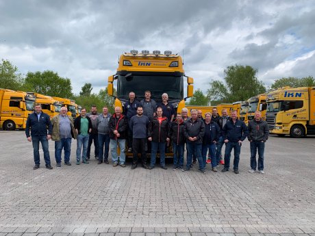 Das Team der Spedition TKN freut sich über zehn neue Scania S 580 V8.jpg