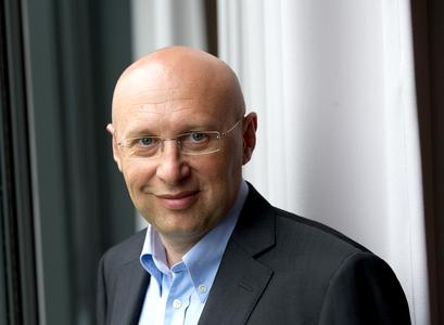 Stefan W. Hell, Direktor am Max-Planck-Institut für biophysikalische Chemie und Abteilungsleiter am Deutschen Krebsforschungszentrum. 2014 erhielt er zusammen mit zwei amerikanischen Kollegen den Nobelpreis für Chemie für die Entwicklung der superauflösenden Fluoreszenzmikroskopie. Am 9. September ist er in Darmstadt auf der Jahrestagung der Academia Europaea zu hören. (Nutzungsrechte: Bernd Schuller / Max-Planck-Institut für biophysikalische Chemie)
