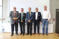 Neu gewählter MAI Carbon Vorstand (v. l. n. r.): Ralph Hufschmied, Dr. Joachim Starke, Jan-Christoph Arent, Markus Feiler und Swen Zaremba
© Spitzencluster MAI Carbon Neu gewählter MAI Carbon Vorstand (v. l. n. r.): Ralph Hufschmied, Dr. Joachim Starke, Jan-Christoph Arent, Markus Feiler und Swen Zaremba
© Spitzencluster MAI Carbon
