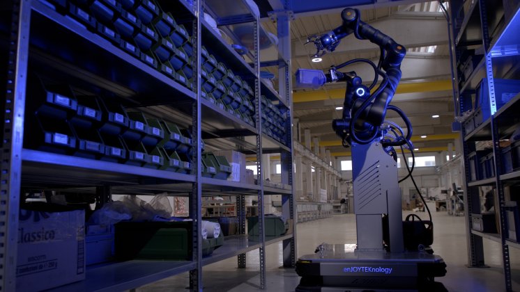 Bild 3 - Mobiler Zwei-Arm-Cobot © Ippi Studio.jpg