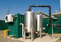 Zwei Aktivkohlefilter reinigen das Biogas. Dann wird ein Teil direkt in Samswegen verstromt und ein anderer Teil zum Satelliten-BHKW nach Meseburg geleitet
