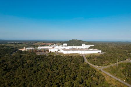 SMS group erhöht die Produktionskapazität des 2003 für ArcelorMittal Vega in Brasilien errichteten Flachwalzkomplexes durch den Umbau der Beiz-/Tandemstraße sowie die Installation einer neuen universalen Glüh- und Feuerverzinkungslinie und einer Umwickel- und nspektionslinie