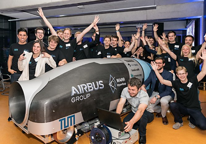 BU 1 Das Team der TU München beim Roll-Out in 2016.jpg