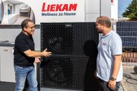 Wie eine Wärmepumpe – hier das für den Außenbereich vorgesehene Element mit Verdampfer und Ventilator – fachgerecht installiert wird, besprechen die beiden Geschäftsführer von Liekam Haustechnik, Sven Liekam (r.) und Rolf-Bernd Bracht (l.).