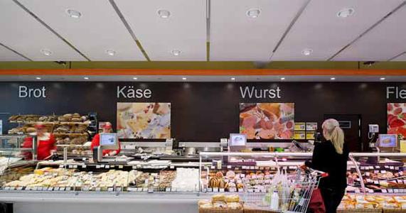 LEDs only: the first SPAR climate-protection supermarket was opened in Vienna, fitted with nothing but LED luminaires by Zumtobel. At the fresh-product counters, SL 1000 semi-recessed LED downlights provide high-quality, gentle illumination of the goods displayed