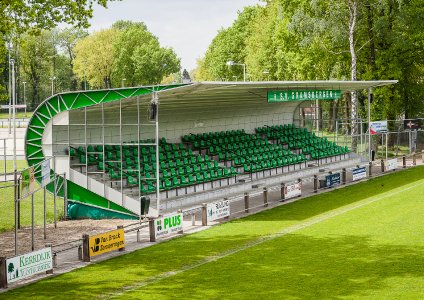 Dauerhaft und wiederverwendbar: Die Tribüne aus dem Jahr 1976 am neuen Standort (Foto: Maité Thijssen)