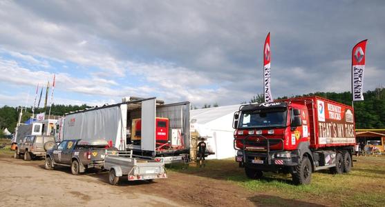 Seit 2011 ist ein Renault Kerax 6X6 im Rallye-Trimm als offizielles Organisationsfahrzeug für die Rallye Breslau im Einsatz