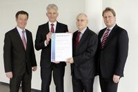 Helmut Stais und Götz Blechschmidt von der DQS GmbH überreichen die Urkunde der Compliance-Zertifizierung an Dr. Wolfgang Römer und Roland Trocha von der BGHM. (v.l.n.r.)