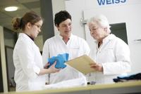 Das Team der Bekleidungsphysiologie an den Hohenstein Instituten in Bönnigheim testet anhand hautsensorischer und thermophysiologischer Prüfungen den hautsensorischen Komfort von Textilen © Hohenstein Institute 