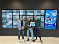 Matthias Ruff (SKZ Sales Manager Education and Research, left) and Christoph Kreutz (Head of TZQ, right) award Dr. Ulrich Röhr the title of 