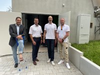 von links nach rechts: Rother Bürgermeister Andreas Buckreus, Landrat Ben Schwarz, Ludwig Heinloth, Andreas Häußler vor dem Heizhaus.