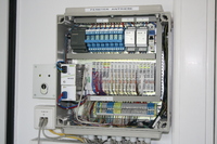 Blick in Steuerzentrale mit Steuerung, zwei RS232/SMI-Interfaces, an die je neun SMI-Antriebe parallel angeschlossen sind, Eingangsbeschaltung, Alarmanlagen-schlüsselschalter und Ethernet-Schnittstelle