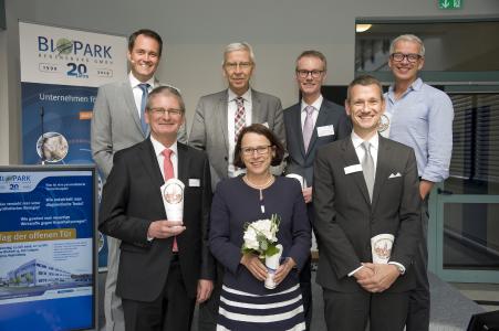 Gratulierten zu 20 Jahre BioPark Regensburg v.l.n.r. 1. Reihe : Dieter Daminger, Referent für Wirtschaft, Wissenschaft und Finanzen der Stadt Regensburg/ CFO BioPark, Gertrud Maltz-Schwarzfischer, Bürgermeisterin der Stadt Regensburg / Aufsichtsratsvorsitzende BioPark, Dr. Thomas Diefenthal CEO BioPark, 2. Reihe : Moderator Matthias Walk, Wirtschaftsredaktion TVA, Prof. Dr. Udo Hebel, Präsident der Universität Regensburg, MDirg, Dr. Manfred Wolter, Bayrisches Staatsministerium für Wirtschaft, Landesentwicklung und Energie, Prof. Dr. Ralf Wagner, Universität Regensburg/ Mitbegründer der Geneart