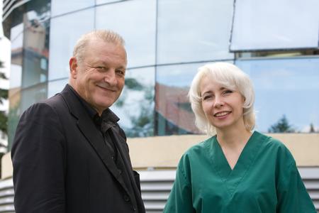 Leonard Lansink mit der medizinischen Leiterin der Dentaprime-Klinik Dr. Regina Schindjalova