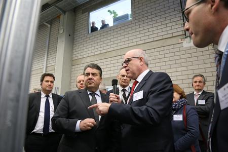 Rainer Hundsdörfer, Vorsitzender der ebm-papst Geschäftsführung, mit Sigmar Gabriel im Gespräch zu Industrie 4.0