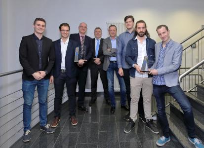 Die Gewinner des INNOVACE 2018 sind (von links): Mathias Blessing, Chris Taschelmayer, Prof. Dr.-Ing. Stefan Vöth, Jannik Montag, Technische Hochschule Georg Agricola Bochum, in der Mitte Jürgen Roland und André Weßling, ACE Stoßdämpfer GmbH, sowie rechts im Bild Nico Graßmann und Rick Storm von der Fontys Venlo University of Applied Science, Bild: ACE Stoßdämpfer GmbH