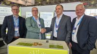 Auf den fiberdays 2026 besiegelten Produktmanager Michael Kober und Geschäftsführer Christian Kuhlmann von purtel.com sowie BITConEx-Geschäftsführer Halid Zehic und Sales Manager Kees Harreman (v. l. n. r.) die neue Partnerschaft