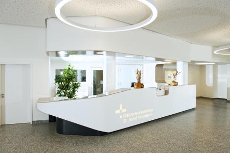 Rosskopf + Partner fertigte für das Brüderkrankenhaus St. Josef in Paderborn einen Tresen aus Mineralwerkstoff.