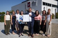 IHK-Dualis-Urkundenübergabe an Würth Elektronik eiSos GmbH & Co. KG mit IHK-Präsidentin Kirsten Hirschmann und COO und Geschäftsführer Dirk Knorr (Mitte) sowie (v.li.): Nicole Rößner (Würth Elektronik eiSos GmbH & Co. KG), Lisa Feuchtenbeiner (IHK Heilbronn-Franken), Sabine Lindner, Eda Cakirbey, Katharina Demand und Constanze Krä-mer (alle Würth Elektronik eiSos GmbH & Co. KG). Foto: A. Lukesch/IHK Heilbronn-Franken