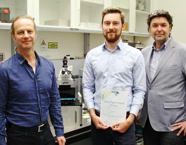 Jonas Higl (middle) received the 2017 Paper Award certificate from WITec marketing director Harald Fischer (left). Right: Mika Lindén