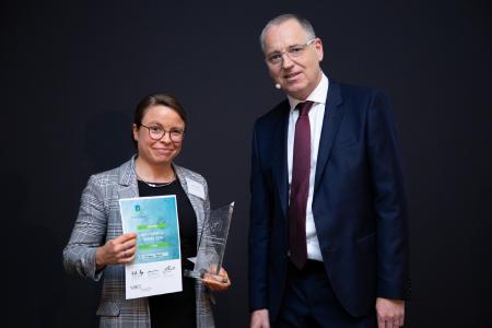 Preisträgerin Dr. Michaela Regneri von Otto und Dr. Hans-Joachim-Popp Vorsitzender des VOICE-Präsidiums