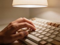 Visuelle Ergonomie ergänzt technische Normen um den entscheidenden Faktor Mensch. Der Artikel zeigt, warum normgerechte Bürobeleuchtung nicht automatisch entlastet, wie visuelle Belastung entsteht und weshalb tageslichtnahes Vollspektrumlicht eine zentrale Rolle für leistungsfördernde Arbeitsplätze spielt.